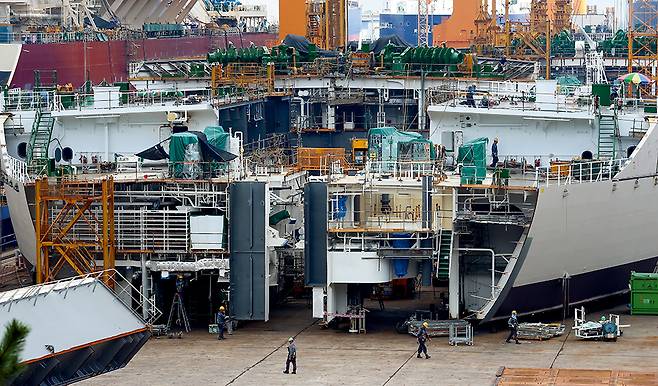 대우조선해양 옥포조선소에서 건조 중인 선박. / 사진=뉴시스 이영환 기자