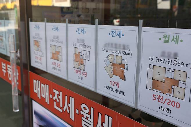 서울 시내 한 부동산 중개업소 게시판에 전세 및 월세 시세가 표시돼 있다. [연합]