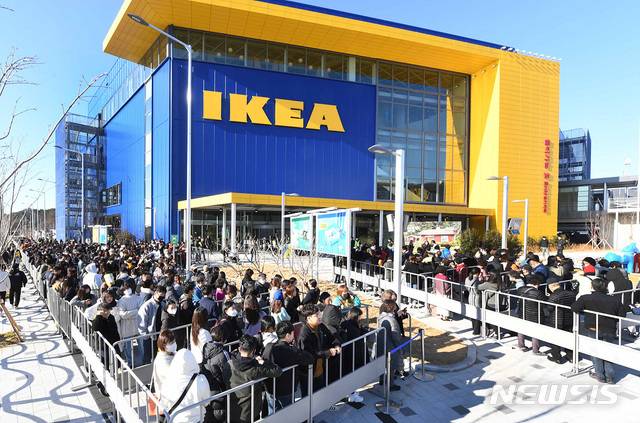 [부산=뉴시스] 제갈수만 기자 = 13일 부산 기장군 오시리아 관광단지 내 개장한 이케아 동부산점을 찾은 고객들로 북적이고 있다. 이 매장은 국내 4번째 매장으로 영남권에서는 최초다. (사진= 피알원 제공) photo@newsis.com