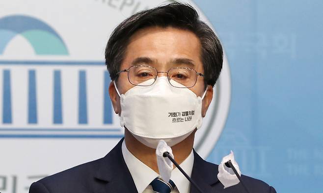 김동연 오전 출마 선언 새로운물결 김동연 대표가 31일 서울 여의도 국회 소통관에서 기자회견을 열고 6·1 지방선거 경기지사 출마를 선언하고 있다. 남제현 선임기자