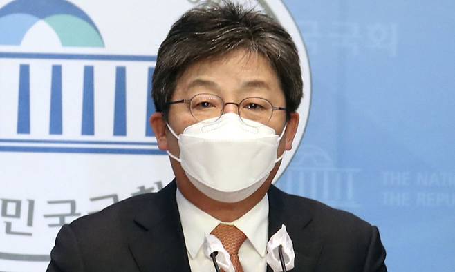 유승민은 오후에 국민의힘 유승민 전 의원이 31일 서울 여의도 국회 소통관에서 기자회견을 열고 6·1 지방선거에 경기지사 후보로 나서겠다는 뜻을 밝히고 있다. 남제현 선임기자