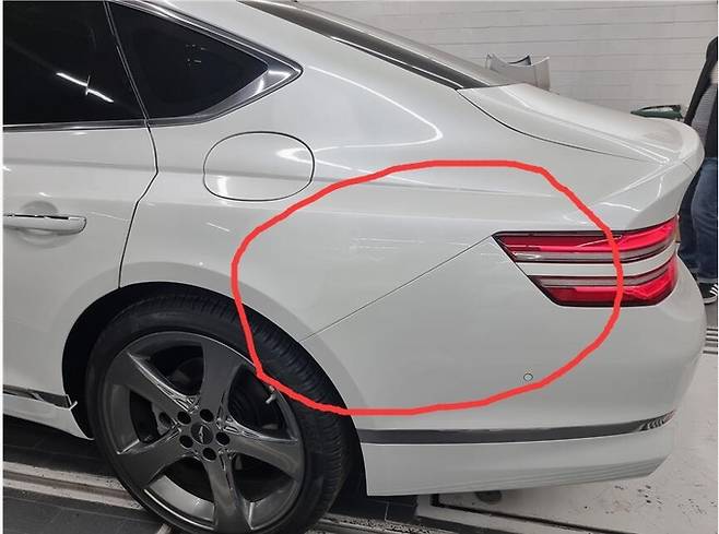 제보자 A씨가 지난해 6월 출고받은 제네시스 ‘G80’의 모습. 사진 속 빨간 원이 그려진 펜더 부분과 뒷 범퍼의 색이 다른 도색 불량이 나타났다는 게 A씨 주장이다.&nbsp;제보자 제공