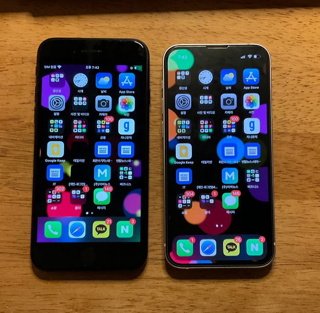 애플 아이폰SE3(왼쪽)와 아이폰13 미니 화면을 비교한 모습. ⓒ데일리안 최은수 기자