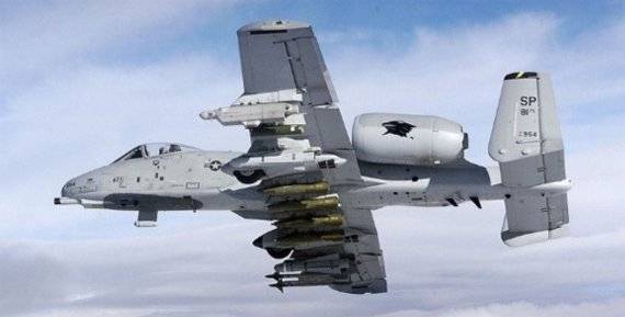 미 공군 A-10 썬더볼트 II. 도널드 트럼프 당시 미국 대통령은 2019년 6월 30일 판문점에서 김정은과 회동을 마치고 오산 미 공군기지를 방문해 A-10 연장 운용 의지를 밝혔다. 당시 트럼프 대통령이 A-10을 'Warthog'(혹멧돼지)로 지칭하면서 "Warthog를 지키라고 하는 사람들이 많다. 우리는 할 수 있는 한 오래 유지할 것"이라고 말했다. 주한미군의 A-10 배치는 오산 51전투비행단의 25전투비행대대(Fighter Squadron, 25 FS) A-10 24대인 것으로 알려져 있다. 사진=미 공군(US AirForce)