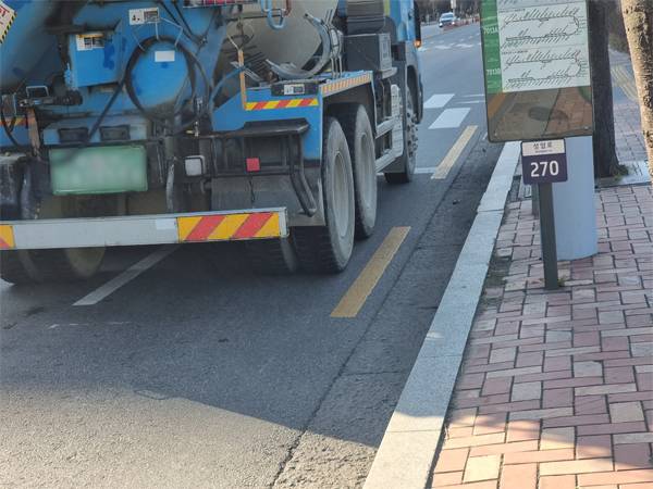자전거를 타고 달려본 서울 마포구의 한 도로 위, 화물차가 있어 인도 위로 올라왔습니다. ※이번 사고와는 무관