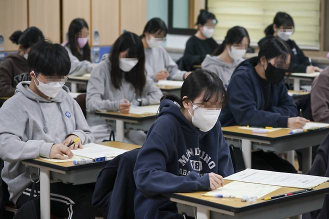 3월 전국연합학력평가가 전국적으로 실시된 지난 달 24일 서울 여의도여고 3학년 학생들이 시험을 보고 있다. [연합]
