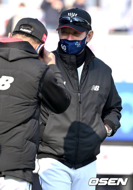 [OSEN=수원, 최규한 기자]경기를 마치고 승리한 KT 이강철 감독이 코치들과 인사를 나누고 있다. 2022.04.02 / dreamer@osen.co.kr