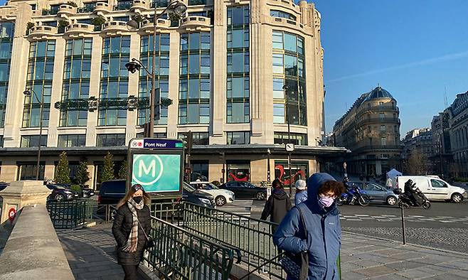 사마리텐 백화점. 2021년, 151년 전통의 파리 사마리텐 백화점이 16년 만에 모습을 드러냈다. 프랑스 명품 브랜드 그룹 루이비통모에헤네시(LVMH)가 약 1조원을 들여 리노베이션을 했다고 한다.