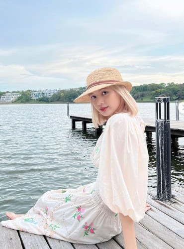 BLACKPINK Lisa caught the eye with her charm of the end of the loveliness.Lisa posted several photos on her instagram on the 2nd without any comment.The photo shows Lisa wearing a straw hat in a white dress with a floral pattern outdoors and a fresh smile.The past-class visuals that seem to have ripped out the Fairytale are admirable: the charm of a innocent girl and her alluring beauty are perfectly combined and eye-catching.Meanwhile, Lisa met fans with her first solo album LALISA in September last year.