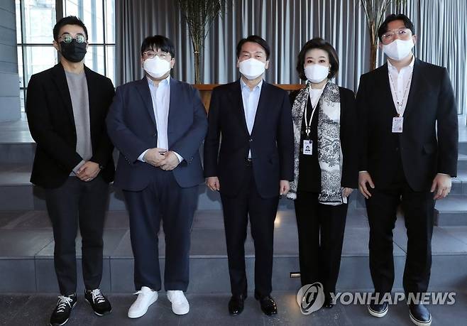 하이브 찾아 기념촬영하는 안철수 위원장 (서울=연합뉴스) 한종찬 기자 = 안철수 인수위원장이 2일 서울 용산구 하이브 본사를 찾아 간담회를 마친 뒤 하이브 방시혁 하이브 의장, 박지원 대표이사와 기념촬영하고 있다. 왼쪽부터 하이브 박 대표이사, 방 의장, 안 인수위원장, 백현주 사회복지문화분과 전문위원, 김동원 사회복지문화분과 전문위원. 2022.4.2 [공동취재] photo@yna.co.kr
