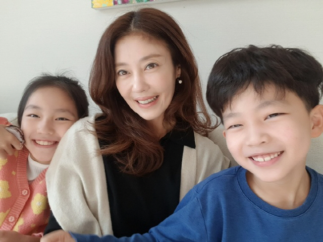 Lee Ji Hyun, a jewelery broadcaster, continues to be a hot SNS.Lee Ji Hyun told his SNS on the 3rd, I started exercising with my children. Sooyoung! It helps to control awakening. Lets work hard with my mother.You are so excited to shower and dress alone, he said, revealing his daughter Seo Yoon Lee and his son Woo Kyung Lee and Sooyoung.In the public photos, the children are enjoying Sooyoung with ease. Woo Kyung also showed himself wearing socks.Lee Ji Hyun also added hashtags such as # Mom study #adhd # awakening exercise # Endless exercise # Parenting physical strength #Coronaless Sooyoung # FamilySooyoung.But the reaction of netizens is cold.Lee Ji Hyun has disappointed many people with the so-called gold controversy.Lee Ji Hyun appeared on Channel A My Little Little Like Gold in February and revealed his daily life like a war with his son who was judged ADHD.However, in this process, there was a controversy that only the son favored and discriminated against his daughter.Lee Ji Hyun only blamed her daughter, even though her son had violence, such as first arguing with her daughter and even pulling her hair on her daughters neck.Especially, she did not want to live, but she did not care much about her face, but the viewers were shocked.Still, Lee Ji Hyun was criticized after leaving a post on SNS that dismissed her daughters behavior as a simple joke.Moreover, a month after the solution of Oh Eun Young Doctorate, Lee Ji Hyun hat showed little change in March broadcast.The smart son had already figured out how to control his mother, and Lee Ji Hyun collapsed without being central.In this process, the daughter repeatedly expressed her unfairness and hardship, but it was only a reading of the cow.Of course, there was a special situation that Lee Ji Hyuns son was diagnosed with ADHD.Even so, it was pointed out that if the situation is serious enough to receive a solution, parents should first change and become an example.Here, Oh Eun Young succeeded in the guidance of his son, Kim, and the difference in clothes he was wearing in the scene of a struggle on his way to school. Public opinion on Lee Ji Hyun deteriorated sharply.As the evil continues, Lee Ji Hyun closed the SNS comment window, but SNS activities are ongoing.However, I do not think that the daughter who gets the sympathy vote, the son who is baptized with Lee Ji Hyun, and Lee Ji Hyun themselves are all hurtful communication.If you wanted to block criticism and receive sympathy and support, it would be wiser to at least end the solution perfectly, show your change with your son, and then reveal the story of life reversal that overcame the crisis with SNS again.This is why Lee Ji Hyuns one-way SNS is so uncomfortable.