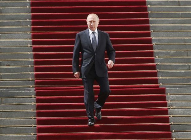 2일(이하 현지시간) 영국 매체 데일리스타는 푸틴 대통령이 만일의 사태에 대비해 자신의 닮은꼴을 대역으로 기용했다고 크렘린궁 소식통 말을 인용해 보도했다.