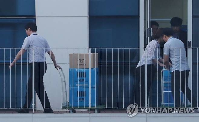 2018년 6월 20일 오후 검찰이 세종시 공정거래위원회 기업집단국에 대해 압수수색을 마친 뒤 물품을 들고 나오고 있는 모습. 2018.6.20 [연합뉴스 자료사진]