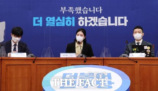 민주당 내부에서는 대선 패배 이후 어느 때보다 '청년 정치'의 필요성이 대두되고 있다. 지난달 22일 '그린벨트' 측과의 간담회에서 발언하는 박지현 민주당 공동비상대책위장(가운데). /이선화 기자