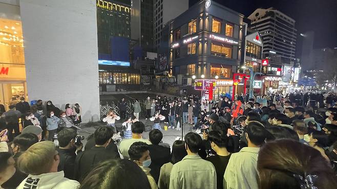 지난 2일 서울 마포구 홍익대학교 인근 걷고 싶은 거리의 야외 공연장이 버스킹을 구경하기 위한 인파로 가득 차 있다. /정현진 기자