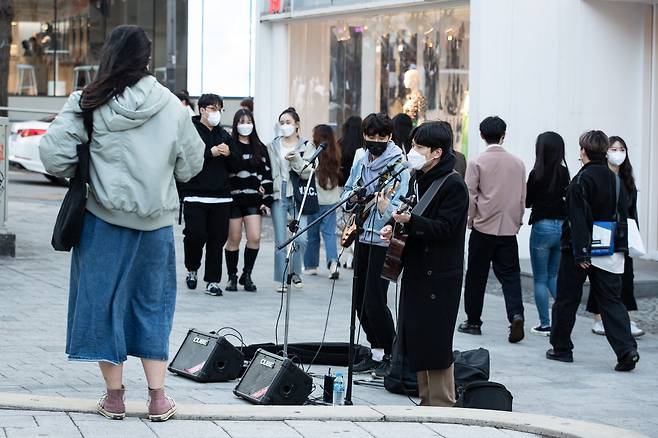 1일 서울 마포구 홍대 앞을 찾은 시민들이 버스킹 공연을 즐기고 있다. /뉴스1