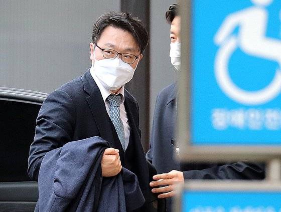 고위공직자범죄수사처(공수처)법 24조를 둘러싼 공수처와 인수위간 갈등이 이어지고 있다. 사진은 지난달 18일 과천정부청사 공수처로 출근하던 김진욱 공수처장의 모습. [뉴스1]
