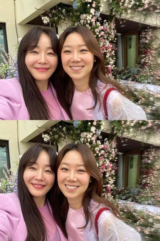 배우 엄지원이 공효진과 함께 절친 손예진의 결혼식에 참석한 사진을 공개했다. /사진=엄지원 인스타그램 캡처