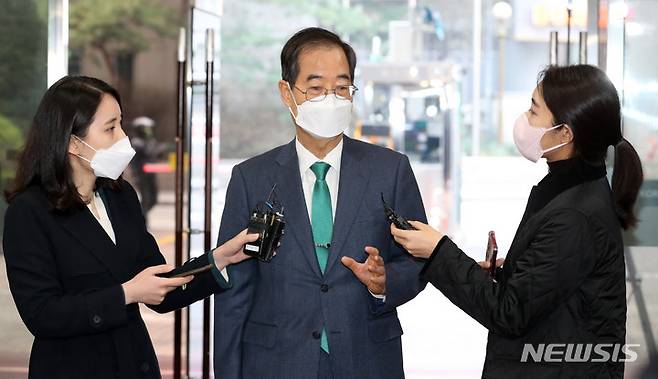 [서울=뉴시스] 배훈식 기자 = 한덕수 국무총리 후보자가 4일 오전 서울 종로구 한국생산성본부 빌딩에 마련된 청문회 준비단 사무실로 첫 출근하며 취재진의 질문에 답하고 있다. (공동취재사진) 2022.04.04. photo@newsis.com