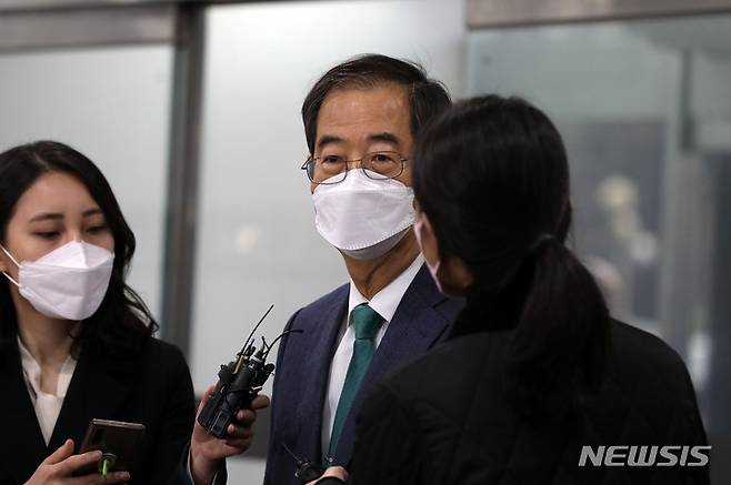 [서울=뉴시스] 배훈식 기자 = 한덕수 국무총리 후보자가 4일 오전 서울 종로구 한국생산성본부 빌딩에 마련된 청문회 준비단 사무실로 첫 출근을 하며 취재진의 질문에 답하고 있다. (공동취재사진) 2022.04.04. photo@newsis.com
