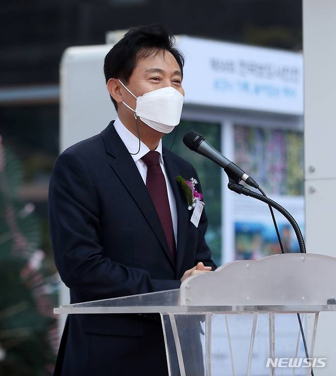 [서울=뉴시스] 인수위사진기자단 = 오세훈 서울시장이 4일 오전 서울 중구 프레스센터 광장에서 열린 '순간의 기록, 살아있는 역사' 제58회 한국보도사진전 개막식에서 축사를 하고 있다. 2022.04.04.  photo@newsis.com