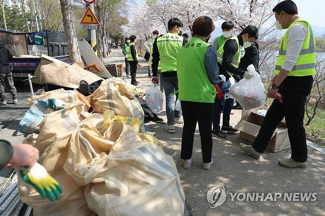 '금호강 불법텐트촌 행정대집행' (대구=연합뉴스) 박세진 기자 = 4일 대구 북구 직원과 공공근로자 40여명이 동변동 금호강 고수부지 일대 불법 설치된 텐트 등 시설물을 대상으로 행정대집행을 실시하고 있다. 2022.4.4 psjpsj@yna.co.kr