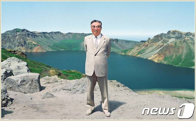 북한 선전용 월간지 금수강산 4월호가 '태양절(김일성 주석 생일·4월15일)'을 앞두고 김 주석의 생애와 업적을 부각하는 기사를 실었다. (출처=북한 선전용 월간지 금수강산) © 뉴스1