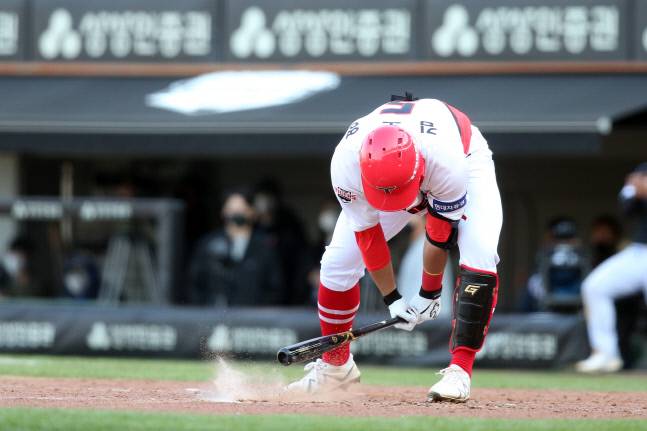 KIA 김도영이 3일 광주-KIA 챔피언스필드에서 열린 LG와 정규시즌 홈경기에서 삼진을 당하자 배트를 지면에 내리치고 있다. 제공=KIA 타이거즈