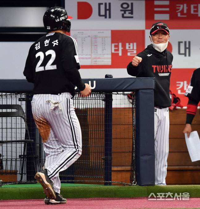 LG 류지현 감독이 5일 고척스카이돔에서 열린 2022프로야구 키움히어로즈와 LG트윈스의 경기 4회초 2사 2루 송찬의 안타때 득점한 김현수를 축하하고 있다. 고척 | 강영조기자kanjo@sportsseoul.com