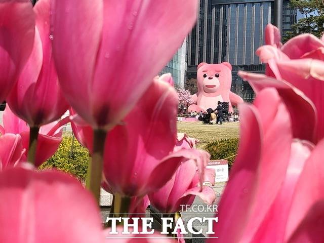 롯데월드타워는 5주년 기념 축제를 열고 잔디광장에 15m 크기 곰 인형인 '벨리곰'을 전시하고 있다. /김미루 인턴기자
