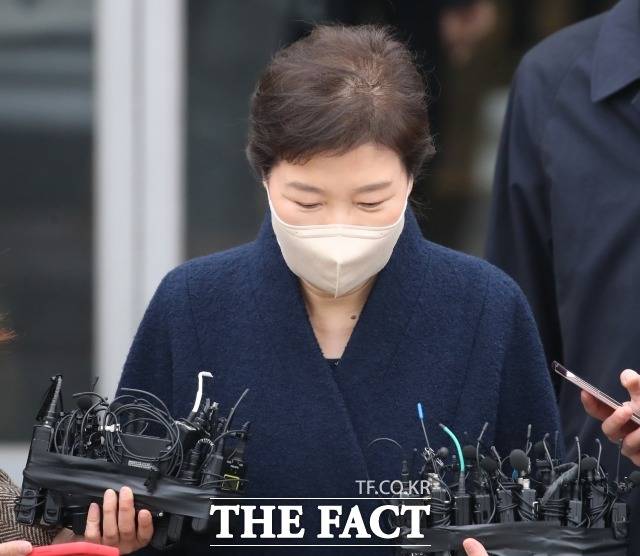 정치권에선 박 전 대통령이 '후원회장'을 맡은 것에 대해 다양한 평을 내놓고 있다. 전문가들은 "대구에서의 영향력이 막강한 만큼 공천에 중요한 변수가 될 수 있을 것"이라면서도 "국민의힘이 자칫하면 '탄핵'의 늪에 빠질 수 있다"고 우려를 표했다. /이동률 기자