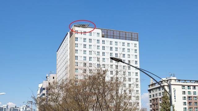 서울 영등포구에 있는 G빌딩 옥상에 아주 작은 크기의 태양광 발전 패널(원 안)이 설치돼 있다. 이 건물은녹색건축인증 3등급을 받았지만, 실제 에너지 사용량 등급은 최하인 E등급이다. 김현종 기자