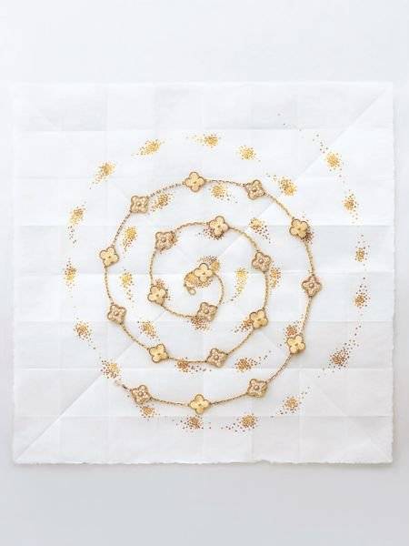 네잎 클로버는 반클리프 아펠을 대표하는 '알함브라' 컬렉션의 대표 소재다. 사진은 지난 2020년 겨울 서영희 아트 디렉터와 협업한 목걸이. [사진 반클리프 아펠]