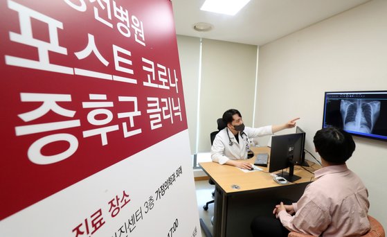 3월 29일 대전 유성구 유성선병원 가정의학과에 마련된 신종 코로나바이러스 감염증(코로나19) 증후군 클리닉에서 환자가 진료를 받고 있다. 뉴스1