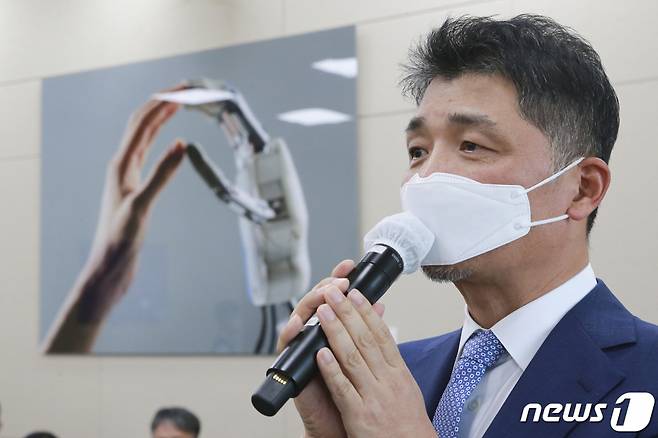 지난해 10월21일 서울 여의도 국회에서 열린 과학기술정보방송통신위원회의 방송통신위원회 등에 대한 국정감사에서 증인으로 출석한 김범수 카카오 당시 의장이 질의에 답하고 있다. /사진=뉴스1