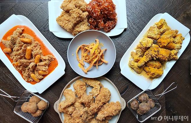 사진 위쪽부터 시계방향으로 황금올리브 양념, 크런치 버터치킨, 황금올리브 콤보, 로제치킨./사진=구단비 기자