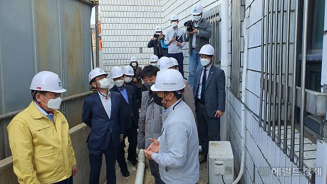 김병내(왼쪽) 광주남구청장은 4일 오후 현장을 찾아 안전진단, 피해 상황 등 실태조사에 나섰다. 김 청장은 담당 공무원과 함께 세입자 계약 해지 등 민원이 제기된 청희오피스텔에서 대책 마련을 주문하고 있다. 서인주 기자