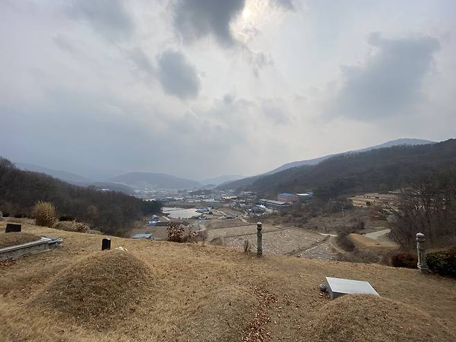 야산 같은 산들이 이어져 무덤을 자주 볼 수 있었다.