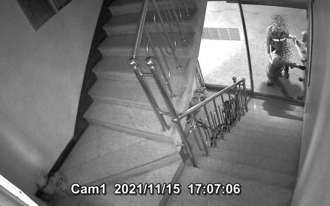 출입문 개방 시도하는 경찰관들. 연합뉴스