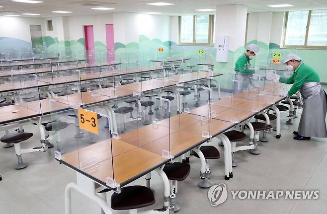 초등학교 급식실 개학 맞이 청소 [연합뉴스 자료사진]