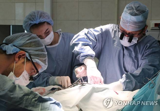 심장 수술하는 의사 [타스 연합뉴스 자료사진 재판매 및 DB 금지]