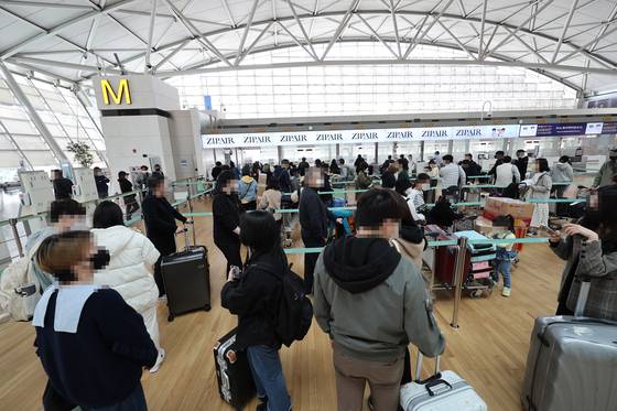 지난 3일 오전 인천국제공항 1터미널 출국장 체크인 카운터에서 탑승객들이 출국 수속을 밟기 위해 대기하고 있다. 〈사진=연합뉴스〉
