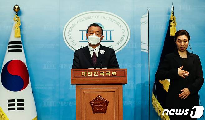 이정현 전 새누리당 대표가 4일 국회 소통관에서 기자회견을 열고 6.1지방선거에서 전남지사 출마 선언을 하고 있다. 2022.4.4/뉴스1 © News1 유승관 기자