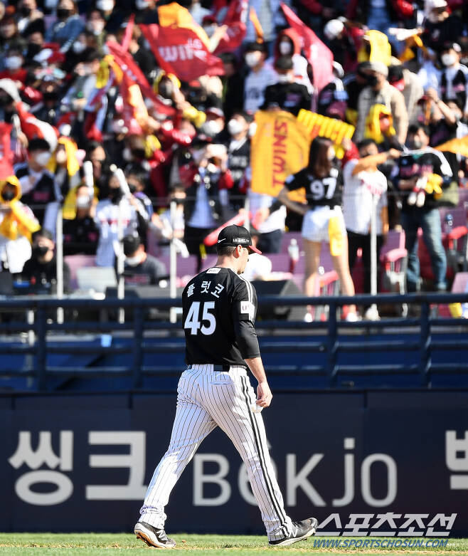 2022 KBO리그 개막전 KIA 타이거즈와 LG 트윈스의 경기가 2일 광주기아챔피언스필드에서 열렸다. 6회말 이닝을 마친 LG 플럿코이 더그아웃으로 향하고 있다. 당시 투구수는 74구에 불과했다. 광주=박재만 기자 pjm@sportschosun.com/2022.04.02/