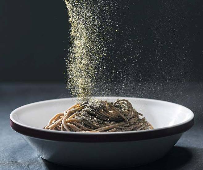 오뚜기 고기리 들기름 막국수에 동봉된 김가루를 뿌리고 있는 모습. 김가루와 들깻가루를 듬뿍 뿌려 내는 인기 식당 레시피를 재현했다. /이경호 영상미디어 기자