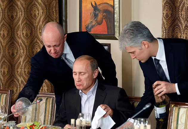 와그너그룹은 블라디미르 푸틴 러시아 대통령의 요리사 출신으로 알려진 예브게니 프리고진(사진 왼쪽)이 운영하는 기업이다./로이터 연합뉴스