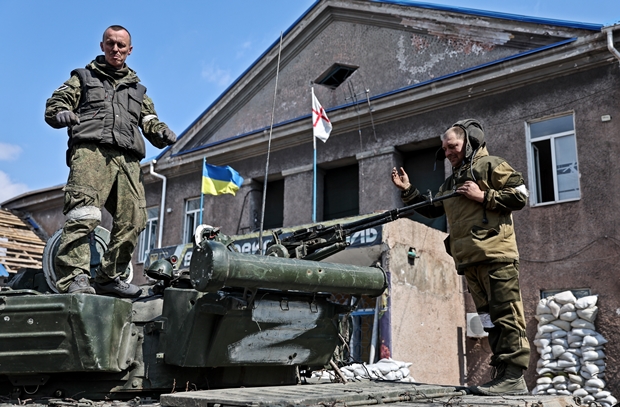 5일(현지시간) 우크라이나 마리우폴에서 도네츠크인민공화국 인민군이 러시아의 ‘Z’ 표식이 선명한 탱크를 몰고 있다./타스통신 연합뉴스