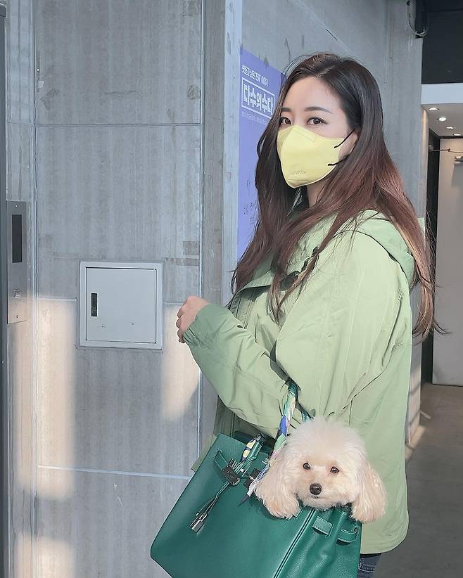 Kim Sa-rang conveyed his lovely recent situation.Kim Sa-rang posted a photo on her instagram on the 6th.In the photo, Kim Sa-rang is out with a dog, and the figure of a dog holding his head out in a luxury bag gives a smile.Kim Sa-rang has completed a fresh spring fashion by matching a yellow mask and a light blue outer.On the other hand, Kim Sa-rang is reviewing his next work after the TV drama Revenge which appeared last year.Photo: Kim Sa-rang Instagram