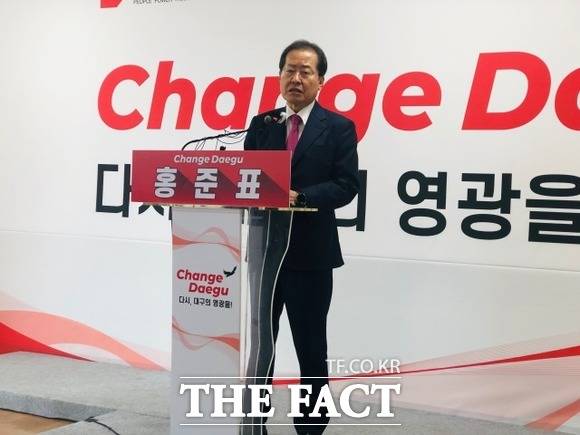 6.1지방선거에서 대구시장에 출마한 국민의힘 홍준표 의원이 대구 시청 이전 재검토 입장을 하루만에 바꿔 “계획대로 추진하겠다”며 선회했다. 7일 기자회견에서 대구시청 이전을 계획대로 추진하겠다고 발표하는 홍준표 의원 / 대구 = 박성원 기자