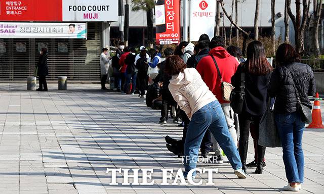 7일 오전 서울 중구 롯데마트 서울역점 앞에서 시민들이 포켓몬빵을 구매하기 위해 줄지어 대기하고 있다. /뉴시스